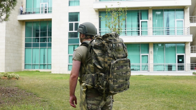Askerin iskeletinden çantanın ağrılığını alan sistem yükün önemli kısmını doğrudan yere aktarıyor.